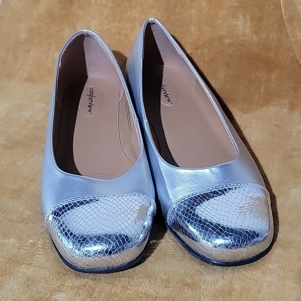 Comfortview Flats in Silver - Picture 1 of 7